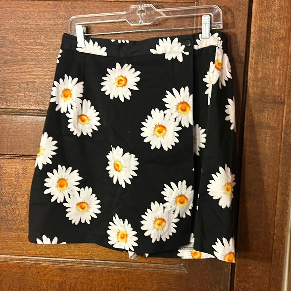 BRIGGS New York Black Skort with Daisies sz 16